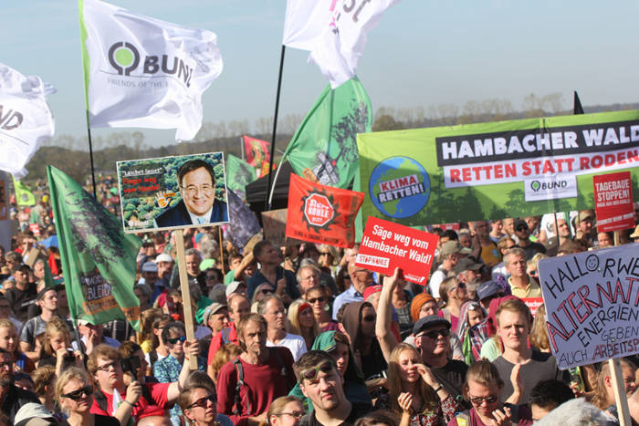 50.000 Menschen demonstrieren u.a. zusammen mit dem BUND für den Erhalt des Hambacher Waldes.